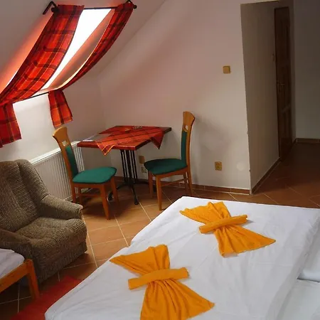 Restaurace A U Lva Maison d'hôtes Karlštejn